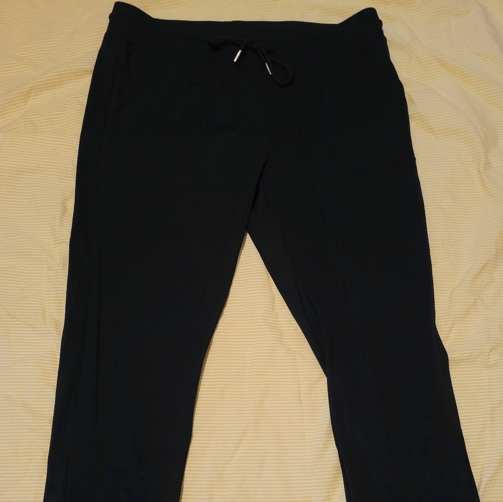 Black peak jogger